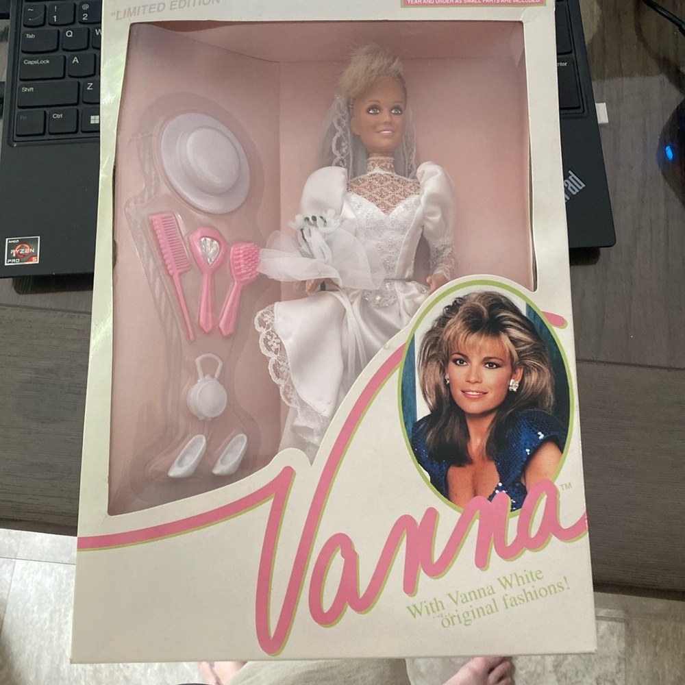 VANNA WHITE Limited Edition Original Wedding Dress and Doll New in Box - Picture 1 of 3